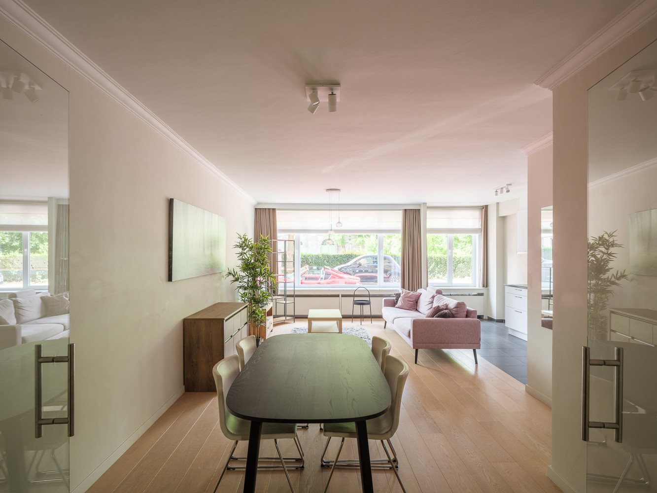 Gerenoveerd appartement aan de Muinkkaai met 2 grote slaapkamers, terras, garage en prachtig zicht op de Sint-Pietersabdij ! - foto 2