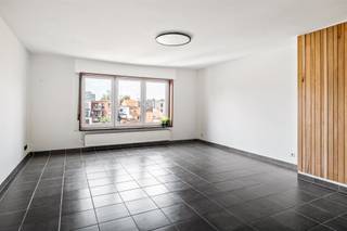 <p><span>Aangenaam appartement op de stadsrand van Mechelen. Het appartement beschikt over twee slaapkamers, waarvan één doorloopkamer, een lichtrijke leefruimte, een praktisch ingerichte keuken en badkamer, en een inpandige garage. Dankzij de vlotte verbinding met het centrum en de invalswegen is dit een ideale woonst voor wie goed bereikbaar wil wonen. Onmiddellijk beschikbaar. </span></p>