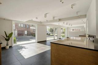 Dit veelzijdige bedrijfspand op de hoek van de Burgemeester Vercruysselaan biedt met 120 m² de ideale basis voor een winkel, kantoor, praktijk of showroom.<br /><br />Door de hoekligging en de glaspartijen beschikt het pand over uitstekende visibiliteit. De grote ramen garanderen een natuurlijke lichtinval.<br /><br />Het pand bevindt zich op een logistiek gunstige locatie nabij de Leie en op wandelafstand van het centrum (Grote Markt). <br /><br />Privatieve standplaats voor de garage, sectionaalpoort, inzetbaar als berging of parkeerruimte.<br /><br />Bent u op zoek naar bedrijfsvastgoed te koop in Kortrijk? Aarzel dan zeker niet om ons te contacteren op het nummer 056 21 11 11!<br /><br />Dit pand kan onderhevig zijn aan de renovatieverplichting die door de Vlaamse overheid wordt opgelegd voor niet-residentiële gebouwen. Consulteer voor meer informatie de website van het Vlaams Energie- en Klimaatagentschap via https://www.vlaanderen.be/bouwen-wonen-en-energie/niet-residentiele-gebouwen/verplichtingen-voor-niet-residentiele-gebouwen<br /><br />Bestuursmaatregelen in het maatregelenregister: nee