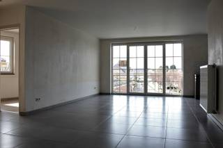 The apartment is located on the 2nd floor and includes a spacious living room, a fitted open kitchen, a storage room, 2 bedrooms with laminate flooring, one of which has a dressing room.<br /><br />Entrance with cloakroom and separate toilet. Fully equipped bathroom with bath/shower. There is an elevator provided and also a parking space in the basement (P13) with a spacious storage room behind it.<br /><br />Central heating with gas, heating via radiators, PVC windows with high-efficiency glazing, and all in accordance with EPB regulations. Year of construction 2012.<br /><br />The apartment is very well located within walking distance of the city center, public transport, and in the vicinity of schools.<br /><br />Available from October 1, 2025, or earlier by appointment with the current tenant.<br /><br />EPC value: 75 kWh/m² (Class A).<br /><br />Rent: 800 €<br /><br />Common costs: 40 €