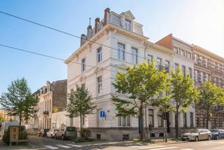 Deze indrukwekkende hoekwoning, gelegen op de kruising van de De Vrièrestraat en de Coquilhatstraat, maakt deel uit van een historisch ensemble...
