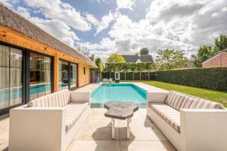 Exclusieve villa met zwembad en poolhouse in Knokke<br />Deze prachtige villa is afgewerkt tot in de kleinste details met hoogwaardige materialen en beschikt over een schitterend zwembad, poolhouse én zonnepanelen. Gelegen in een rustige, elegante villawijk en toch op korte afstand van het centrum van Knokke.<br />De villa bevindt zich op een perceel van 937 m² en biedt een bewoonbare oppervlakte van 350 m².<br />Indeling: inkomhal met vestiaire, berging en gastentoilet. Gezellige woonkamer met open haard en zithoek, eetruimte met open keuken voorzien van alle moderne toestellen, aansluitende berging en wasplaats. Daarnaast een bureel en een ruime slaapkamer/speelkamer op het gelijkvloers.<br />Op de verdieping bevinden zich vier royale slaapkamers, drie luxueus afgewerkte badkamers en een dressing. De zolder biedt extra bergruimte.<br />Buiten geniet u van een overdekt terras, een grote zuidgerichte tuin met prachtig zwembad en een poolhouse dat volledig is ingericht als studio met aparte slaapkamer. Garage voor één wagen en meerdere buitenstaanplaatsen.<br />Een uitzonderlijk aanbod!<br />Voor meer informatie of een bezoek ter plaatse, gelieve contact op te nemen met Tine Vandenberghe:<br />📞 0497 53 45 29 | ✉️ info@Tine.immo<br />De video kan u hieronder bekijken: virtueel bezoek