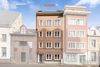 In de uiterst strategisch gelegen Naamsestraat bieden we jullie dit recent gerenoveerde studentengebouw met statige gevel aan. Het pand werd verbouwd met een stedenbouwkundige vergunning en beschikt over een conformiteitsattest. Dankzij de kwalitatieve materiaalkeuze en doordachte indeling is deze residentie future-proof en voldoet ze aan alle noden van de moderne student. De uiterst centrale ligging nabij de faculteiten, het historische centrum, winkels, sportfaciliteiten, … zorgt ervoor dat leegstand vrijwel uitgesloten is. Het gebouw omvat 9 volledig gemeubelde studentenkamers, elk met eigen sanitair (wastafel, douche en toilet), afgestemd op de wensen van zowel huidige als toekomstige bewoners. Op de gelijkvloerse verdieping bevindt zich een mooie gemeenschappelijke ruimte met geïnstalleerde keuken en aansluitende stadskoer. Extra troeven: inpandige fietsenstalling, brandcentrale, volledig PID-dossier en alle conforme attesten beschikbaar, … De huurcontracten lopen over 12 maanden. Jaarlijkse geprojecteerde netto-opbrengst: €58.320 (met het opwaarts potentieel). Heb je interesse in een bezoek of wens je meer informatie? Contacteer ons via 016 22 82 22 of info@homies.be. Een aanrader!