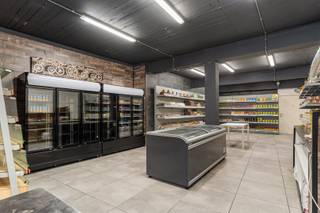 Commercieel uitstekend gelegen investeringspand bestaande uit een handelsgelijkvloers met een vitrine van 7 meter + duplex appartement. Het handelspand ligt in het centrum van Tongeren, aan de hoofd winkelwandelstraat, temidden verschillende horecazaken en handelsuitbatingen zoals o.a. Hema, Standaard Boekenhandel, Hunkemöller, Riverwoods.... Ruime parkeergelegenheid ter beschikking vóór het gebouw en in de nabije omgeving. Beiden zijn verhuurd: Handelsruimte aan € 1.200,-; Duplex aan € 750,-. Beiden hebben aparte meters voor nutsvoorzieningen. Perceel is 2a 05ca groot.<br /><br />INDELING GELIJKVLOERSE HANDELSRUIMTE (ong. 169 m² + volledig onderkelderd): Gelijkvloers handelspand met vitrine en automatische glazen schuifdeur (inkom). Winkelruimte voorzien van keramische tegel met annex professionele keuken; Koelcel; Stockage ruimte. Sanitaire ruimte. <br /><br />Winkelruimte voorzien van professionele afzuiging. <br />Dubbele beglazing (HR beglazing behalve de lichtkoepels)<br />CV op Aardgas (HR-ketel Vaillant)<br />E-Label: C - GEEN renovatieverplichting. <br /><br />INDELING WOONGEDEELTE (ong. 187m² + ong. 70m² zolder) - EERSTE VERDIEP: Inkomhal met toegang naar de lichtrijke leefruimte; Geïnstalleerde, gerieflijke keuken voorzien van keramische kookplaat, oven, dubbele spoelbak, dampkap dewelke toegang verleent tot het zonnig terras met maximale privacy (ong. 20m²); Slaapkamer/bureau ruimte; Apart toilet. TWEEDE VERDIEP: Nachthal met toegang tot 3 slaapkamers; Badkamer voorzien van ruime inloopdouche, dubbele lavabo + spiegelkast; Apart toilet. ZOLDER (70m²): Vaste trap; Voorzien van velux ramen; Hoge plafonds. Zwarte matten niet inbegrepen. <br /><br />Dubbele beglazing, PVC.<br />CV op Aardgas (HR-ketel Vaillant)<br />E-Label: B <br /><br />Meer info of bezichtiging bel Dario op 0472/09.27.56 of 011/22.19.17 of www.limburgsvastgoed.be