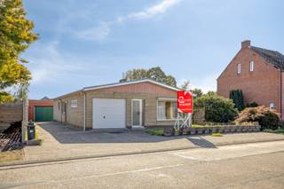 Deze laagbouwwoning bevindt zich in de straat Nieuwebaan, in het centrum van Westerlo-Voortkapel. Dankzij de centrale ligging bevinden verschillende faciliteiten zich binnen handbereik.<br /><br />Indeling:<br />Via de inkomhal met vestiaire bereiken we de leefruimte van deze gezinswoning. Dankzij de vele raampartijen rondom beschikt de woning over een lichtrijke eet- en leefruimte. Aansluitend bevindt zich een goed uitgeruste keuken met toegang tot de tuin. De nachthal brengt ons 3 ruime slaapkamers met mogelijkheden tot het creëren van een bureau of hobbyruimte alsook een badkamer uitgerust met een ligbad, een wastafel en een toilet. <br /><br />Dankzij de praktische gelijkvloerse indeling bevinden alle ruimtes zich op één niveau, wat zorgt voor extra wooncomfort. <br />Daarnaast beschikt de woning over een inpandige garage met elektrische poort en voorzien van een douche alsook van de nodige aansluitingen voor een wasmachine en een droogkast. <br /><br />Een absolute troef van deze woning is het ruime perceel van maar liefst 1.081 m². De zuidoost gerichte tuin biedt tal van mogelijkheden om naar eigen smaak aan te leggen en vormt de ideale plek om te genieten van het groen, de rust en de privacy. Hier kan u heerlijk ontspannen, tuinieren of gezellig samenzijn met familie en vrienden. In de tuin bevindt zich bovendien een externe garage die tevens de mogelijkheid biedt voor het stockeren van allerhande tuinmaterialen, gereedschap en andere benodigdheden.<br /><br />Deze woning biedt een mooie opportuniteit voor wie op zoek is naar een te renoveren gezinswoning met veel potentieel, een ruime tuin en een centrale ligging. Mits de nodige aanpassingen kan u hier een aangename thuis creëren die volledig aansluit bij uw eigen wensen en behoeften.<br /><br />Extra:<br />- Ruim perceel van 1.081 m²<br />- Verschillende ramen voorzien van rolluiken<br />- Renovatieverplichting voor residentiële gebouwen is van toepassing. Meer informatie vindt u via: https://energiesparen.be/renovatieverplichting.<br /><br />Voor meer informatie of een bezoek, neem contact met ons op via info@vastengoed.be of bel naar 014/72 73 74.<br /><br />Wenst u een gratis schatting van uw eigendom? Neem contact met ons op via 014/72 73 74.