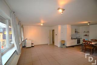 In de Vlamingstraat te Poperinge vinden we dit éénslaapkamerappartement, ideaal gelegen aan de Grote Markt. Het appartement bevindt zich op de tweede...