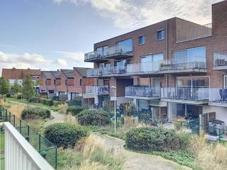 Met plezier stellen we u dit charmant appartement op de 1ste verdieping voor in residentie 'Sint-Hubert', met zijn uitstekende ligging nabij het centrum van Waregem bevindt u zich op wandelafstand van het station, winkels, restaurants en alle voorzieningen die Waregem te bieden heeft. <br /><br />Zijn instapklare toestand zorgt ervoor dat het appartement meteen kan bewoond worden zonder er grote verandering moeten aan gebeurd worden.<br />Het appartement biedt u een ruim terras aan, waar u kan genieten van een aperitief tijdens de warme zomerdagen. <br /><br />Dankzij de inbegrepen kelderberging en ondergrondse autostaanplaats kan u gerust een ganse dag uw auto laten staan &amp; de fiets van stal halen. <br /><br />Dit appartement beschikt over:<br />70 m2 bewoonbare oppervlakte <br />Ruime inkomhal incl. vestiaire<br />Gastentoilet <br />Ruime &amp; lichtrijke leefruimte met zongericht terras<br />Keuken incl. alle toestellen <br />Badkamer incl. inloopdouche en lavabomeubel <br />1 slaapkamer<br />Aparte berging/wasplaats <br />Terras achteraan<br /><br />Bovendien is dit appartement de ideale eigendom als investering of toch op zoek naar een comfortabele woonst? <br />Maak snel uw afspraak &amp; we zien elkaar daar! <br /><br />Voor meer info contacteer ons op 056/60.33.66  "optie 2" kantoor Waregem of 0496/ 286.222