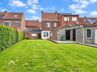 <p>Centraal gelegen woning op een mooi zuidoost gericht perceel van 993m² bestaande uit een inkomhal, leefruimte met eet-en zithoek, ruime uitgeruste keuken met eetplaats, badkamer (inloopdouche, lavabo, toilet + aansluiting wasmachine) en een grote tuin met aangelegd terras en uitweg op achterliggend straat met de mogelijkheid om een extra garage/opslagplaats te bouwen. Op het verdiep zijn 2 ruime slaapkamers en een vaste trap naar de zolder die kan afgewerkt worden met 2 extra slaapkamers. De woning beschikt ook over 2 naastliggende garages met sectionale poort en doorgang naar de tuin. Ideaal voor wie houdt van ruimte en op zoek is naar veel opslagplaats. Zeker een bezoek waard!</p>
<p></p>
<p>Extra troeven:</p>
<ul>
<li>Interessante locatie</li>
<li>Uitweg via de tuin + mogelijk tot plaatsen van extra garage(s)</li>
<li>Regenwaterput</li>
<li>Droge kelder</li>
<li>In de nabijheid van scholen, winkels, openbaar vervoer en sportfaciliteiten.</li>
</ul>
<p></p>
<p>Deze woning is te koop ZONDER makelaar via het concept van Smart Houses! Wenst u verdere inlichtingen of bezoek? Contacteer rechtstreeks de eigenaar via 0479/63.03.30</p>