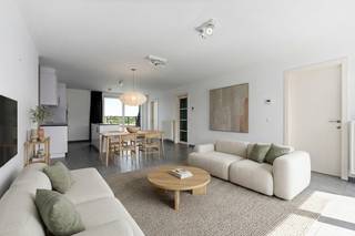 [[ DIT PAND NEEMT DEEL AAN DE ERA OPEN HUIZEN DAG OP 19/9 VAN 14:30 TOT 15:30 ]]
<p><strong>Indeling &amp;amp; ligging</strong><br />Op zoek naar een comfortabel en instapklaar appartement op een uitstekende locatie? Dit verzorgde appartement in de Hoogstraat in Assenede combineert een centrale ligging, energiezuinig wooncomfort en praktische troeven.</p>

<p>Het appartement beschikt over een aangename, open leefruimte. De grote raampartijen zorgen voor een voldoende lichtinval en vanuit de leefruimte heeft u toegang tot beide terrassen. Dankzij de twee buitenruimtes kunt u op elk moment van de dag genieten van het buitenleven.</p>

<p>Verder beschikt de woning over twee ruime slaapkamers, ideaal voor een koppel, klein gezin of als extra kamer voor bureau of hobby. Het appartement is volledig instapklaar en biedt een comfortabele basis zonder grote werken.</p>

<p>Een absolute meerwaarde is de privatieve garage. Een praktische troef voor wie centraal in Assenede woont, waar een eigen garage extra comfort en parkeergelegenheid biedt.</p>

<p>Het gebouw wordt goed onderhouden en beschikt over een lift, wat het dagelijkse wooncomfort aanzienlijk verhoogt.</p>

<p>De ligging is bijzonder centraal: winkels, dagelijkse voorzieningen en het centrum van Assenede bevinden zich vlakbij. U combineert hier het gemak van alles binnen handbereik met het comfort van een aangename en energiezuinige woning.</p>

<p><strong>Troeven</strong></p>

<ul><li><strong>Instapklaar en energiezuinig appartement</strong></li><li><strong>Zeer centrale ligging in Assenede</strong></li><li><strong>2 ruime slaapkamers</strong></li><li><strong>2 terrassen</strong></li><li><strong>Privatieve garage</strong></li><li><strong>Goed onderhouden residentie</strong></li><li><strong>Lift aanwezig</strong></li><li><strong>Winkels en voorzieningen op wandelafstand</strong></li></ul>
<strong>UW DROOMWONING? ZO GEVONDEN!</strong><br />