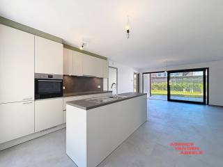 Dit nieuwbouwappartement in Residentie Weylerhof combineert het beste van beide werelden: wonen in het hart van Brugge met de rust van een autovrije straat. De residentie geniet van een unieke ligging, centraal maar toch rustig, waardoor u optimaal kan genieten van de charme van de stad zonder de drukte.<br /><br />Het appartement beschikt over een ruime slaapkamer en een stijlvolle badkamer, allen afgewerkt met hoogwaardige materialen. De prachtige, zonovergoten tuin en het aangrenzende terras biedt alle mogelijkheid om tot rust kunt komen omgeven door het groen. Bovendien is er de mogelijkheid om op korte afstand een standplaats te huren, wat het wooncomfort verder verhoogt.<br /><br />Hier ontdekt u een harmonieuze balans tussen elegantie en wooncomfort, in een omgeving die uitnodigt tot ontspannen en genieten van het stadsleven op een subtiele, rustige wijze. Residentie Weylerhof is zonder twijfel een uitzonderlijke plek om thuis te komen.<br /><br />Verkoop onder btw-stelsel<br /><br />