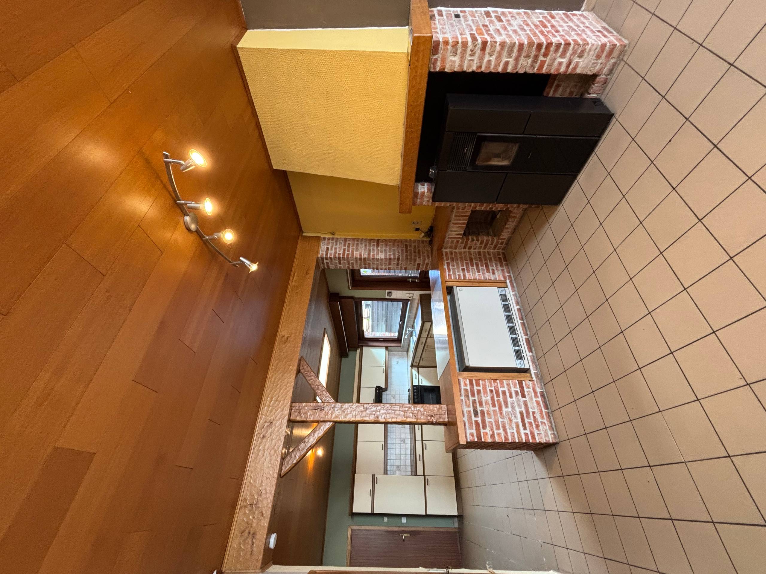 Ruime woning met garage en 3 slaapkamers te koop. - foto 3