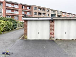 Hebt u er ook genoeg van om een parkeerplaats te zoeken of een bewonerskaart te betalen? Investeer in uw eigen gesloten garagebox: een duurzame belegging voor uw eigen comfort of als (eerste) vastgoedinvestering.<br /><br />De garagebox (n° 8) is bereikbaar via een gemeenschappelijke doorgang en de box beschikt over een manuele poort.<br /><br />Tevens vlakbij de Ring Brussel, scholen, winkels en openbaar vervoer.<br /><br />Wees snel en contacteer Sofie via 0473/70 35 00 of sofie@immotijl.be