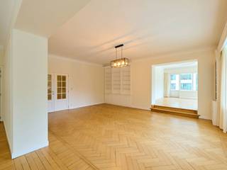 Ideaal gelegen met vrij uitzicht op het Jubelpark, licht appartement met een bruto oppervlakte volgens EPC van ± 326 m² met vier slaapkamers en vrij uitzicht op het Jubelpark. <br /><br />Het bestaat uit een inkomhal, drie ruime leefruimtes met een uitzonderlijk uitzicht op het park, een aparte, superuitgeruste keuken met veel opbergruimte en een bijkeuken met dienstlift. Het slaapgedeelte wordt ontsloten door twee hallen en bestaat uit vier slaapkamers met opbergruimte, twee badkamers en een doucheruimte. Een kantoor en een wasruimte maken het appartement compleet.    <br /><br />Overige: conciërge, een garagebox inbegrepen, drie kelders, gepantserde deur, fietsenstalling. Kosten: provisie van 400 EUR voor verwarming en warm water, conciërge, onderhoud van de gemeenschappelijke ruimtes. EPC: E-<br /><br />De wijk Cinquantenaire is een aangename en relatief groene wijk, niet ver van het park. De wijk is ideaal gelegen, biedt gemakkelijke toegang tot het openbaar vervoer en ligt in de buurt van winkels en diverse restaurants.  <br /><br />Voor meer informatie kunt u contact opnemen met Melody Bingoni op +32 (0) 2 640 08 01.