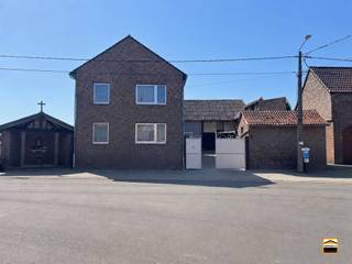 <p><span>Karaktervolle hoeve met te renoveren woning, zeer ruime stallingen en perceel <br />van 73a 37ca</span><span><br /><br /></span><span>Bent u op zoek naar een eigendom met ruimte, karakter en uitzonderlijk veel mogelijkheden? <br />Dan is deze authentieke hoeve wellicht precies wat u zoekt. Gelegen in een prachtige landelijke <br />omgeving geniet u hier dagelijks van rust, open vergezichten en een groen kader, terwijl <br />belangrijke verbindingswegen en voorzieningen zich op korte afstand bevinden.</span></p><p><span><br />Het eigendom omvat een te renoveren woonhuis met een bewoonbare oppervlakte van maar <br />liefst 237 m², aangevuld met diverse ruime bijgebouwen en stallingen op een perceel van <br />73a 37ca. Dankzij de aanwezige infrastructuur is deze hoeve uitermate geschikt voor het houden <br />van dieren, opslag, ambachtelijke activiteiten of andere ruimtebehoevende hobby's en beroeps-<br />activiteiten. De stallingen werden in het verleden steeds gebruikt voor de varkenshouderij.</span></p><p><span><br />De woning beschikt over een praktische indeling met een inkomhal, gastentoilet, leefruimte met <br />bureaugedeelte, keuken, eetkamer, badkamer voorzien van een inloopdouche en lavabo, berging, <br />wasplaats en een bijkomende hal. Verder zijn er een voorraadkelder, een ruime garage en een <br />zolderberging aanwezig (toegankelijk zonder vaste trap). <br /><br />De vensters zijn reeds voorzien van hoogrendementsprofielen binnen de bestaande aluminium <br />raamomkadering.</span></p><p><span><br />Naast de woning bevinden zich verschillende ruime bijgebouwen. De eerste stalling heeft een <br />oppervlakte van 312 m² en wordt aangevuld met een annex atelier van 84 m², verdeeld over <br />twee bouwlagen van telkens 42 m². Daarnaast is er een tweede stalling van 387 m², uitgerust <br />met een poort van ongeveer 3,10 meter hoogte, waardoor deze ook toegankelijk is voor <br />grotere voertuigen en machines.</span></p><p><span><br />Een bijkomende troef is de dubbele ontsluiting van het perceel, met toegang via zowel het <br />Widooierplein als de Mombeekstraat. Dit verhoogt niet alleen het gebruikscomfort, maar biedt <br />eveneens interessante mogelijkheden voor de organisatie van activiteiten, opslag of dierenhouderij.</span></p><p><span><br /></span><span>Troeven:</span></p><ul><li><span>Te renoveren woonhuis van 237 m² bewoonbare oppervlakte</span></li><li><span>Perceel van 73a 37ca (7.337 m²)</span></li><li><span>Eerste stalling van 312 m²</span></li><li><span>Atelier van 84 m² verdeeld over twee bouwlagen</span></li><li><span>Tweede stalling van 387 m² met poort van 3,10 m hoogte</span></li><li><span>Geschikt voor dierenliefhebbers, hobbylandbouw of opslag</span></li><li><span>Dubbele toegang via Widooierplein en Mombeekstraat</span></li><li><span>Rustige, landelijke ligging met vlotte verbindingen</span></li><li><span>Voorraadkelder, zolderberging en ruime garage</span></li><li><span>Hoogrendementsprofielen aanwezig</span></li></ul><p><span> </span></p><p><span>Een eigendom met authentieke charme, royale volumes en tal van mogelijkheden voor wie ruimte en <br />vrijheid weet te waarderen. <br /><br /></span><span>Wenst U meer informatie over deze eigendom of een bezichtiging? <br />Contacteer ons via 012 26 22 05.</span></p>