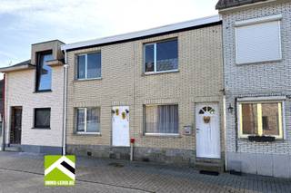 Deze eigendom bestaat uit 2 woningen: Dorpsstraat 28 en 30.<br />Het geheel dient volledig gerenoveerd en heringericht te worden.<br />De koper heeft de keuze om het geheel als één woning in te richten of op te splitsen in 2 woningen; voor deze opsplitsing werd reeds een stedenbouwkundige vergunning afgeleverd.<br /><br />De goedgekeurde plannen vindt u op onze website.<br /><br />Deze plannen voorzien volgende indeling per woning: <br />x inkomhal met gastentoilet; <br />x bureelkamer; <br />x berging; <br />x open leefruimte met keuken; <br />x achterliggend terras, tuin en tuinberging;<br />x op de verdieping 2 slaapkamers en badkamer.<br /><br />Voor verdere info kunt u een mail sturen aan roland@immo-leroi.be;<br />voor een bezichtiging kunt u telefonisch een afspraak maken op het nummer 012 23 00 23.