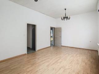 Woning te koop in Kallo met 3 slaapkamers, garage en polyvalente ruimteDeze gezinswoning te koop in Kallo is centraal gelegen in de Hoog-Kallostraat, vlakbij school, openbaar vervoer, bakker en buurtwinkel. Dankzij de vlotte verbinding met de E34 en de Waaslandhaven geniet u van een uitstekende bereikbaarheid.Naast de klassieke woonindeling beschikt deze woning over een polyvalente ruimte op het gelijkvloers, ideaal als bureau, praktijkruimte of hobbykamer. Verder omvat de woning een gezellige woonkamer met houtkachel, een vernieuwde keuken, gastentoilet, garage en een overdekt terras.Op de verdieping bevinden zich 3 slaapkamers en een badkamer met dubbele lavabo en toilet en nieuwe inloopdouche. De ruime zolder zorgt voor extra bergruimte.De ommuurde tuin biedt volledige privacy en vormt een ideale plek om te ontspannen. De woning beschikt over centrale verwarming met een recente energiezuinige gascondensatieketel en dubbel glas.Bent u op zoek naar een woning te koop in Kallo met extra ruimte voor hobby of beroep? Plan dan snel uw bezoek.Dit pand is onderworpen aan de renovatieverplichting van de Vlaamse overheid voor residentiële gebouwen (behoudens bij sloop binnen 5 jaar na de aankoop). Consulteer voor meer informatie de website van het Vlaams Energie- en Klimaatagentschap via https://www.vlaanderen.be/een-woning-kopen/renovatieverplichting-voor-residentiele-gebouwenBestuursmaatregelen in het maatregelenregister: nee