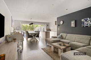 Op een bijzonder gunstige locatie, op de grens van Oostende en Bredene, vlakbij winkels, scholen en openbaar vervoer, bevindt zich deze recente rijwoning uit 2012.<br />De woning voldoet aan alle hedendaagse normen &amp; comfort: Het beschikt over een EPC-label A, de elektrische installatie is conform &amp; het huis is asbestvrij! Bovendien is de woning uitgerust met 18 zonnepanelen.<br />Indeling:<br />- gelijkvloers: inkomhal met plaats voor een vestiairekast, gastentoilet met lavabo, garage met sectionale poort, ruime woonkamer met open, geïnstalleerde keuken, bergruimte en mooie, zonnige tuin met terras;<br />- eerste verdieping: nachthal, één slaapkamer met aansluitende dressing (of babykamer), 2de en 3de slaapkamer, badkamer met lavabomeubel, ligbad, toilet en douche;<br />- zolderverdieping bereikbaar via uitschuifbare zoldertrap;<br />Ontdek deze unieke kans om eigentijds en energiezuinig te wonen zonder zorgen!