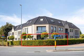 Dit gelijkvloers appartement is verrassend ruim ingedeeld en is ideaal voor wie op zoek is naar het gemak van een appartement maar de ruimte van een huis nog niet wenst achter te laten. <br />Op niveau -1 is er een zeer ruime eigen parkeerplaats met aparte kelderberging aanwezig. <br /><br />=> Ligging<br />Dit appartement ligt erg vlot bereikbaar ten opzichte van de binnenstad. Winkels, cultureel centrum, sport, scholen, horeca,... alles ligt op wandelafstand. Ook de toegang tot de autostrade en de Nederlandse grens liggen vlakbij. <br /><br />=> Gelijkvloers <br />- Royale inkomhal met ruimte voor vestiaire<br />- Betegeld gastentoilet in de hal<br />- Dubbele glazen deuren naar de leefruimte <br />- Luchtige woonkamer, met een gezellige zithoek aan de straatzijde<br />- Mooie leistenen vloer <br />- Verrassend veel lichtinval<br />- Rechtstreeks toegang tot het terras vanuit de woonkamer<br />- Verzorgde keuken met veel kastruimte en voorzien van alle hedendaags comfort<br />- Voldoende ruimte om eettafel te kunnen plaatsen<br />- Fijn tuincontact vanuit de keuken <br />- Ruime ouderlijke slaapkamer<br />- Volledig betegelde frisse badkamer met ligbad, douche en wastafel in verzorgd badkamermeubel<br />- Zeer ruime tweede slaapkamer/bureelruimte voorzien van veel praktische inbouwkasten<br />- Via schuifwanden directe toegang tot de zeer complete en ruime dressing<br />- Wasplaats/berging met uitgietbak<br />- Aparte CV-ruimte in de hal <br /><br />=> Kelder<br />- Zeer grote afgesloten garage<br />- Aansluitend nog een af te sluiten ruime kelderberging <br /><br />=> Indeling<br />Gelijkvloers: inkomhal met vestiaireruimte, gastentoilet, woonkamer, keuken, wasplaats/berging, ouderlijke slaapkamer, tweede slaapkamer/bureel met complete dressing, badkamer, cv-ruimte en terras; <br />Kelder: grote afgesloten garage en kelderberging.