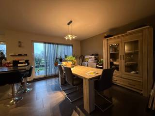 Via de inkomhal met apart toilet betreden we dit stijlvolle appartement. Van hieruit komen we in de uiterst lichtrijke woonkamer, die directe...