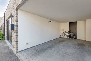 Recent gebouwd huis met alle comfort gelegen in een Woonerf te Boom, op een rustige locatie.<br /><br />Algemene Kenmerken : <br />- gesloten bebouwing<br />- BEN-woning (E-peil 12 !) met zonnepanelen<br />- achteraan tuinpoort voorzien<br />- servitudeweg<br />- carport<br />- regenwaterput 10.000l <br /><br />Gelijkvloers :<br />- inkomhal<br />- woonkamer met open moderne leefkeuken<br />- vloerverwarming<br />- berging met de nodige aansluitingen<br />- apart toilet<br />- Zuid-oost gerichte tuin en terras <br /><br />1ste verdiep :<br />- 3 slaapkamers : 14m², 11m² en 11m² <br />- ruime badkamer met douche, ligbad en lavabomeubel<br />- berging<br />- apart toilet<br />- extensief groendak<br /><br />Locatie: Het centrum van Boom, De Schorre en de Kaai bevinden zich op wandelafstand. Via de A12 en E19 heeft u bovendien een vlotte verbinding met Antwerpen, Mechelen, Lier en Brussel. Buurtsupermarkt vlakbij. Parkeergelegenheid rondom de verkaveling + buurtpark(je) in de nabije toekomst.<br /><br />Ook interessant als investering !<br /><br />Ben jij op zoek naar een volledig afgewerkte én instapklare nieuwbouwwoning te koop in Boom? Aarzel dan niet en neem contact op met één van onze collega's van Dewaele Vastgoed met advies.<br /><br />Bestuursmaatregelen in het maatregelenregister: nee