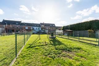 <p>Ruime gesloten bebouwing in Buggenhout met 5 slaapkamers, grote tuin en vlotte bereikbaarheid.</p>
<p> </p>
<p>Deze ruime woning in de Kamerstraat in Buggenhout biedt alle troeven voor wie op zoek is naar veel leefruimte en een groene omgeving dichtbij alle voorzieningen. Met maar liefst 5 slaapkamers is dit huis ideaal voor grote gezinnen, thuiswerk of hobbyruimte. De grote tuin van 286 m² geniet van een aangenaam groen uitzicht en vormt een heerlijke plek om tot rust te komen. Parking voor de deur en de gunstige ligging nabij scholen, openbaar vervoer, het treinstation en belangrijke invalswegen zorgen voor extra comfort in het dagelijkse leven. Dankzij de centrale maar rustige ligging combineert deze woning ruimte, bereikbaarheid en wooncomfort.</p>
<p> </p>
<p>Belangrijkste ruimtes:<br />• Ruime living (33 m²) met veel mogelijkheden voor een gezellige zithoek en eetplaats.<br />• Keuken (13 m²) uitgerust met dubbele spoelbak, oven, gas kookplaat, dampkap en ingemaakte kasten.<br />• Badkamer (11 m²) voorzien van ligbad, douche, toilet en enkele lavabo.<br />• Vijf slaapkamers van 6 m², 8 m², 11 m², 19 m² en 20 m².<br />• Berging (8 m²) met extra opbergruimte.<br />• Garage (9 m²).<br />• Kelder (7 m²) voor extra stockage.<br />• Grote tuin (286 m²) met groen uitzicht.</p>
<p> </p>
<p>Troeven:<br />• Zeer ruime woning met 5 slaapkamers en veel gebruiksmogelijkheden.<br />• Grote tuin met aangenaam groen uitzicht.<br />• Parking voor de deur en uitstekende ligging nabij voorzieningen en invalswegen.</p>
<p> </p>
<p>Neem vandaag nog contact op met je ERA-makelaar voor een bezoek.</p>
<p> </p>
<p>JOUW DROOMHUIS. ZO GEVONDEN!</p>