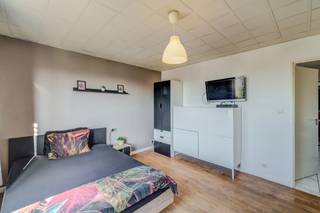 <p>Bent u op zoek naar een instapklaar, comfortabel en uitstekend gelegen appartement? Dit aantrekkelijke eigendom bevindt zich op de vierde verdieping van een uiterst verzorgd gebouw met lift. De ligging is zonder meer strategisch te noemen: op een boogscheut vindt u een divers aanbod aan winkels, supermarkten, scholen en openbaar vervoer, waardoor alles wat u dagelijks nodig heeft binnen handbereik ligt. Ook op het vlak van energie-efficiëntie en onderhoud zit u hier goed. Het dak van het gebouw werd in 2023 volledig vernieuwd volgens de hedendaagse normen, en de woning is rondom voorzien van hoogwaardige dubbele beglazing.</p><p>Bij het betreden van het appartement valt meteen het lichtrijke karakter en de doordachte indeling op. De royale leefruimte straalt een warme en uitnodigende sfeer uit en biedt ruim voldoende plaats voor een volwaardige zithoek en een grote eettafel. Een absolute troef is de open keuken, die naadloos aansluit op het leefgedeelte. Terwijl u een heerlijke maaltijd bereidt, blijft u moeiteloos in contact met uw gezin of gasten. De keuken is uiteraard volledig geïnstalleerd en uitgerust met alle nodige kwalitatieve inbouwtoestellen.</p><p>Het nachtgedeelte herbergt twee mooie, volwaardige slaapkamers. De ruime masterbedroom biedt voldoende oppervlakte voor een comfortabel dubbel bed én een grote garderobekast. De tweede slaapkamer is multifunctioneel en leent zich perfect als kinder- of gastenkamer, maar evengoed als rustige thuiswerkplek. Vanuit deze kamer heeft u bovendien rechtstreeks toegang tot het gezellige, privatieve terras waar u in alle rust van de zon kan genieten.</p><p>De badkamer is functioneel ingericht en voorzien van een dubbele wastafel, een toilet, een comfortabel ligbad met geïntegreerde douchemogelijkheid en de nodige aansluitingen voor een wasmachine en droogkast. Om het woongemak compleet te maken, hoort bij het appartement nog een handige, privatieve kelderberging die zorgt voor die altijd welkome extra stockageruimte.</p><p>Wilt u de vele troeven van dit appartement zelf komen ontdekken? Plan dan snel uw bezoek in met Dimitry via dimitry@copandi.be of 0493 37 27 43.</p>