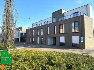 Het appartement heeft de volgende indeling: Men komt binnen via de inkomhal met het apart toilet. Van hieruit is er aansluiting naar de ruime...