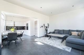 Woning met handelsruimte en modern triplex-appartement te koop in MechelenUnieke kans in Mechelen: volledig gerenoveerd gebouw met een handelsruimte...