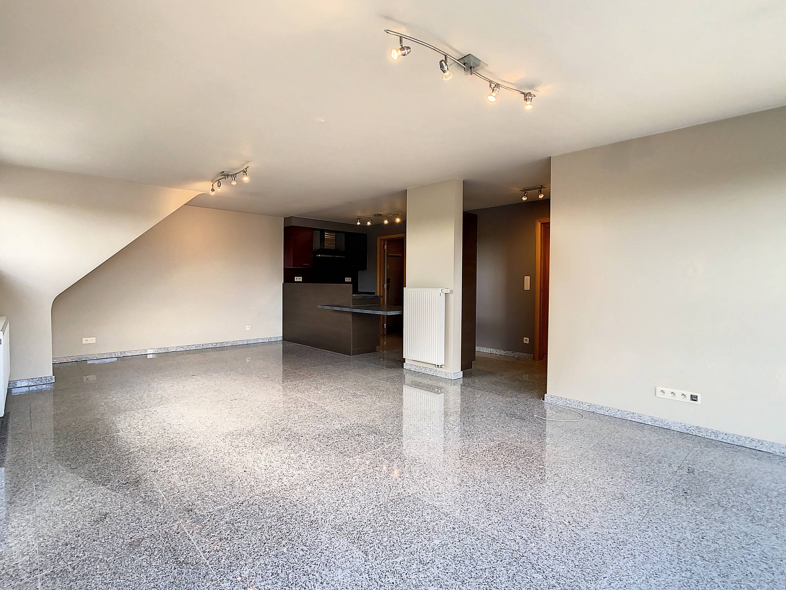 Lichtrijk 2-slaapkamerappartement met terras - foto 4