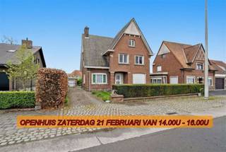 Deze charmante woning gelegen in Tielt biedt een totale bewoonbare oppervlakte van maar liefst 242 m² op een royaal perceel van 661 m². Ideaal voor gezinnen, beschikt dit huis over vier ruime slaapkamers en een badkamer. Bij het betreden van de woning wordt u verwelkomd in een royale hal met stijlvolle boogdetails, die verder leidt naar een lichte en luchtige woonkamer. De grote ramen zorgen voor een aangename lichtinval en bieden een prachtig uitzicht op de omgeving. De marmeren schouwmantels geven de ruimte een klassieke toets. De woning heeft een keuken die ingericht kan worden naar eigen smaak. De aansluitende zonnige veranda biedt een perfecte plek om te ontspannen met zicht op de tuin. Extra troeven van deze woning zijn de ruime garage en de bijkeuken, die extra opslag- en werkruimte bieden. De villa heeft een groot terras en een mooie tuin. Deze eigendom, biedt uitstekende toegang tot lokale voorzieningen, scholen en transportverbindingen. Met haar karaktervolle elementen en uitgebreide ruimtepotentieel is deze woning een uitstekende gelegenheid voor gezinnen die op zoek zijn naar een gezellig en functioneel huis in het hart van Tielt.