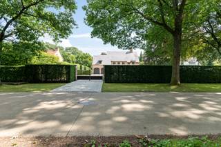 <p><strong>Statige villa met lift en luxueuze afwerking in residentiële wijk “Den Drijhoek” te Zoersel<br /></strong>In de exclusieve en residentiële woonwijk “Den Drijhoek” op de grens van Schilde bevindt zich deze uitzonderlijke villa uit 2007, afgewerkt met oog voor detail, hoogwaardige materialen en hedendaags comfort. De woning combineert een tijdloze landelijke architectuur met moderne technieken en een uitstekende energieprestatie (EPC A).</p>
<p>De villa is gelegen op een mooi aangelegd perceel en geniet van maximale privacy dankzij de volwassen tuin met ruim bijgebouw en stijlvolle omheining. De statige gevels, charmante daklijnen en royale oprit geven deze eigendom een bijzonder klassevolle uitstraling.</p>
<p><strong>Luxe, comfort en energiezuinigheid<br /></strong>Deze woning werd uitgerust met alle hedendaagse voorzieningen waaronder:</p>
<ul>
<li>Lift aanwezig</li>
<li>EPC-label A</li>
<li>Zonnepanelen</li>
<li>Airconditioning</li>
<li>Hoogrendementsketel</li>
<li>Domoticasysteem</li>
<li>Alarminstallatie</li>
<li>Sunscreens</li>
<li>Centraal stofzuigsysteem</li>
<li>Bevloeïngssysteem</li>
<li>Automatische garagepoorten</li>
<li>Kruipkelder</li>
<li>Laadstation in garage</li>
<li>Thuisbaterij</li>
</ul>
<p><strong>Indeling gelijkvloers<br /></strong>Via de stijlvolle inkomhal met vestiaire en gastentoilet betreedt u deze lichtrijke villa. De royale leefruimte bestaat uit een ruime eetkamer en een sfeervol salon met authentieke haard. Daarnaast bevindt zich een aparte tv-kamer voor extra comfort en gezelligheid.</p>
<p>De luxueus ingerichte leefkeuken is voorzien van hoogwaardige Miele-toestellen waaronder een inductiekookplaat en steamer. Aansluitend bevindt zich een praktische bijkeuken met toegang tot de lift en de dubbele inpandige garage.</p>
<p><strong>Eerste verdieping<br /></strong>De verdieping omvat meerdere ruime kamers met maatwerk en ingemaakte kasten.<br />Masterbedroom aan de tuinzijde met maatwerk schrijnwerkerij en grote ensuite badkamer, 2<sup>de </sup>kamer momenteel ingericht als logeerkamer met douchekamer, 3<sup>de</sup> multifuncionele kamer mogelijks om te vormen tot 2 slaapkamers.</p>
<p><strong>Volledig afgewerkte zolder<br /></strong>De ruime zolderverdieping werd reeds volledig afgewerkt en biedt bijzonder veel potentieel. Alle leidingen voor een bijkomende badkamer zijn reeds voorzien, waardoor hier eenvoudig nog twee extra slaapkamers kunnen worden ingericht.</p>
<p><strong>Exclusieve tuinbeleving<br /></strong>De prachtig aangelegde tuin vormt een oase van rust en privacy. Dankzij het automatische besproeiingssysteem en de verzorgde groenaanleg geniet u het hele jaar door van een perfect onderhouden buitenomgeving.</p>
<p>Achteraan bevindt zich een stijlvol bijgebouw met ingerichte buitenkeuken en apart toilet — ideaal voor ontspanning, zomeravonden en het ontvangen van gasten, perfecte kantoorruimte of eventueel extra logeerruimte.<br /><br />Voor meer info of een bezoek ter plaatsen neem contact op met Amparo via 0478 68 29 86 of amparo@reds.be</p>