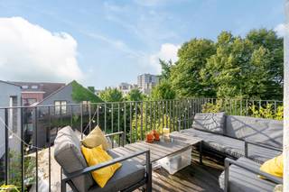 Enjoy your breakfast in the sun and your aperitif on the Zuid — all just a short walk away.
Located on the third floor of a recent building with an elevator, this charming apartment sits on Kloosterstraat, one of Antwerp’s most inviting streets. Everything the city has to offer is right at your fingertips: the Zuid, the historic center, trendy shops, cozy cafés, and excellent restaurants.

The moment you step inside, you notice the abundance of natural light. The living room features large windows and warm parquet flooring, opening onto a spacious southeast-facing terrace. This means plenty of morning sun and a beautiful open view to relax and unwind. The kitchen connects seamlessly and is fully equipped with everything you need.

The apartment also includes a comfortable bedroom with an en-suite bathroom and shower, a separate toilet, and a convenient storage room. Finished with care and fitted with a security door, this move-in-ready home is perfect for anyone wanting to enjoy vibrant city life without compromising on comfort.