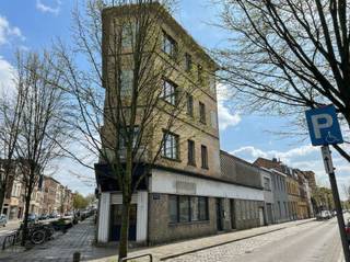 BeschrijvingUniek investeringspand in Antwerpen, gelegen op een sterke zichtlocatie: een hoekpand met twee adressen (Boomsesteenweg /...