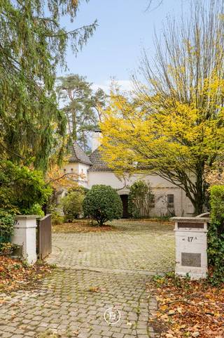 Deze klassieke gezinswoning nodigt nieuwe eigenaars uit om haar opnieuw tot leven te brengen en te laten openbloeien tot een ware...