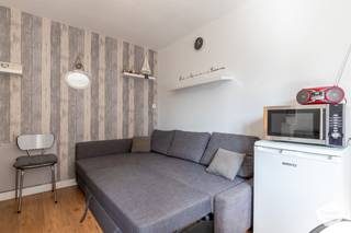 Deze <strong>centraal</strong> <strong>gelegen</strong> studio in Blankenberge bevindt zich op <strong>wandelafstand</strong> van zowel de <strong>zee</strong> als het stadscentrum, wat de locatie bijzonder aantrekkelijk maakt.<br />De studio is voorzien van alle essentiële basisvoorzieningen.<br /><br />Bij het betreden via de voordeur komt men rechtstreeks terecht in de <strong>leefruimte</strong>, waar zich aan de rechterzijde een <strong>open</strong> <strong>keuken</strong> bevindt. Vanuit de keuken geeft een deur toegang tot een afzonderlijke, <strong>afgesloten</strong> <strong>slaapruimte</strong> en pluspunt dat deze studio onderscheidt.<br /><br />In de slaapkamer zijn tevens een douche en toilet geïntegreerd, wat bijdraagt aan het comfort en de praktische indeling van de woning.<br /><br />Deze studio is gelegen op de <strong>derde</strong> <strong>verdieping</strong> zonder lift. <strong>Offertes</strong> voor het verbeteren van het EPC zijn reeds <strong>voorhanden</strong>.