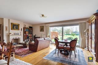 <p><span>2-slpkamer appartement in residentie "Hoveveld"</span></p><p><span>Deze residentie is gelegen op een mooi groen en afgesloten domein in Hove. Alle appartementen hebben zicht op een prachtig onderhouden parktuin, enkel toegankelijk voor eigenaars en bezoekers.</span></p><p><span>Hoveveld is zeer centraal gelegen, zeer dicht bij het centrum van Hove en Boechout en op wandelafstand van openbaar vervoer, winkels en dichtbij verbindingswegen.  </span></p><p><span> </span></p><p><span>De indeling van het ruime appartement is als volgt : </span></p><p><span> </span></p><p><span>Inkomhal :</span></p><p><span>U komt binnen langs de veiligheidsdeur en ontdekt onmiddellijk de gezelligheid door de mooie warme materialen die zijn gebruikt. In de inkomhal is een vestiairekast voorzien alsook een gastentoilet met handenwasser. Gaat u verder naar rechts dan komt u in de woonkamer.</span></p><p><span> </span></p><p><span>Woonkamer en keuken  :</span></p><p><span>Wanneer u de woonkamer binnen komt valt de ruimte en het vele licht u onmiddellijk op door de grote  schuifraam achteraan en de raam langs de zijkant. Het salon heeft een gezellige gashaard. De volle eiken parket werd doorgetrokken doorheen de volledige woonkamer. Zowel van hieruit als vanuit de keuken</span></p><p><span>heeft u zicht op de mooie groene parktuin waar er altijd wel een vogel of eekhoorn te bespeuren is. </span></p><p><span>Aansluitend aan de woonkamer bevindt zich de volledig geïnstalleerde gesloten keuken met daarnaast de wasplaats/berging. De keuken is voorzien van een dubbele spoelbak, afwasmachine, fornuis met dampkap, koelkast en diepvries, oven en plaats voor een microgolf.  </span></p><p><span> </span></p><p><span>Slaapkamers</span><span> : </span></p><p><span>Langs de zeer rustige voorzijde van het gebouw liggen de 2 slaapkamers. De vensters zijn voorzien van rolluiken aldus perfect voor een goede nachtrust!</span></p><p><span>Er is voldoende ruimte en ook hier zijn de slaapkamers afgewerkt met dezelfde volle eiken parket.</span></p><p><span> </span></p><p><span>Badkamer :</span></p><p><span>Met zowel ligbad als douche wordt deze badkamer een echte verwenplek. Ook het lavabomeubel met dubbele lavabo zorgt voor veel opbergcomfort. Een extra 2de toilet is eveneens voorzien en indien u graag de raam opent in de badkamer voor extra ventilatie is dat hier ook mogelijk.</span></p><p><span> </span></p><p><span>Terras en tuin :</span></p><p><span>Genieten staat hier centraal in deze oase van rust. Het terras biedt plaats om met heel de familie een BBQ te organiseren of simpelweg te ontspannen in het zonnetje.  Te warm ? Dan kan u gebruik maken van de zonnetent over heel de breedte van het appartement. </span></p><p><span>Uw tuinspullen kan u kwijt in de bergkast op het terras.</span></p><p><span>De tuin zelf ziet er altijd piekfijn en netjes waardoor u wel het genot heeft  maar niet belast wordt met het onderhoud!</span></p><p><span> </span></p><p><span>Autostaanplaats en kelder:</span></p><p><span>Een privatieve autostaanplaats dient nog bij aangekocht te worden aan €30.000. De kelder is te bereiken via de lift en biedt nog extra opbergmogelijkheden.</span></p><p><span>Een fietsenberging is voorzien in de kelder en er gebeurt ook vuilophaling van de containers in de kelders. Daar hoeft u zich dus geen zorgen over de maken.</span></p><p><span> </span></p><p><span>Troeven :</span></p><p><span>- Prachtige locatie </span></p><p><span>- Rolluiken en vliegenramen</span></p><p><span>- kwalitatieve materialen</span></p><p><span>- recente condensatieketel</span></p><p><span>- aparte meters voor gas en EK</span></p><p><span>- gunstig EPC B</span></p><p><span> </span></p><p><span>Kortom : Komt u graag langs om dit appartement te bekijken maak dan een afspraak op een van de kijkmomenten op woensdag en vrijdag 11 en 13 februari.</span></p><p><span> </span></p>