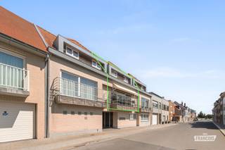 Op een rustige en gegeerde ligging nabij de jachthaven van Blankenberge bevindt zich deze instapklare duplex in een kleinschalige residentie. De woning combineert een rustige omgeving met een uitstekende ligging nabij de jachthaven, de zeedijk, het centrum, winkels en horeca.<br /><br />Met een bewoonbare oppervlakte van 119 m² beschikt de duplex over een ruime en lichtrijke leefruimte met zithoek en eetruimte, een moderne keuken met veel opbergruimte en een aanpalende berging. Verder zijn er drie volwaardige slaapkamers en een ruime badkamer met inloopdouche. Het terras met zicht vormt een aangename extra troef.<br /><br />De residentie dateert van 2006 en omvat slechts vier entiteiten. Bovendien zijn er geen syndickosten, wat zorgt voor extra lage maandelijkse lasten. De woning beschikt over een gunstig EPC B en een conforme elektrische installatie. Verder zijn er een privatieve zolder en een gemeenschappelijke fietsenberging aanwezig. En er bestaat bovendien de mogelijkheid om een garagebox in hetzelfde gebouw aan te kopen.<br /><br />Dankzij de combinatie van ruimte, comfort en een uitstekende ligging is deze duplex ideaal als vaste woonplaats, tweede verblijf of investering aan zee.<br /><br />Aarzel niet en plan vandaag uw bezoek nog in.<br /><br />