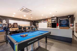 <p><b><u>HANDELSGELIJKVLOERS:</u></b> het gelijkvloers, met een oppervlakte van maar liefst 245m², werd in 2009 volledig vernieuwd en beschikt over een winkelruimte.<br />Aansluitend de winkelruimte bevindt zich het atelier dat afgewerkt is met kwalitatieve materialen en inrichting.<br />Het atelier is onderverdeeld in twee gedeeltes waarvan het eerste gedeelte beschikt over een volledig ingerichte keuken met afzonderlijke afwashoek. In het tweede gedeelte is er een diepvries- en koelcel aanwezig.<br />De werkruimtes zijn ook toegankelijk via een aparte leveranciers-ingang met hal die tevens gebruikt kan worden als stockage-ruimte.</p>
<p>Het handelsgelijkvloers biedt ook tal van andere mogelijkheden qua gebruik (oa. kantoor, ...).</p>
<p><b><u>WONING:</u></b> de woning, die zich boven het handelsgedeelte bevindt, werd in 2012 volledig nieuw gebouwd en met hoogwaardige en kwaliteitsvolle materialen ingericht.<br />Voor de inrichting werd er gekozen voor een landelijke stijl met warme toetsen en stijlvolle details.<br />Via een aparte inkom kom je in de hal met prachtige eiken trap.<br />In de gezellige en tevens ruime woonkamer met gashaard is er nog een afgescheiden gedeelte dat als bureauruimte kan gebruikt worden en de aansluiting naar het groot leef-terras met mooi & groen uitzicht.<br />Bij het binnenkomen in de prachtige landelijke keuken springen meteen het natuurstenen werkblad en het gasfornuis in het oog. Ook de afwerkingsgraad en de stijlvolle maatkasten maken het plaatje compleet. Verder is de keuken volledig voorzien van de gebruikelijke apparaten (dampkap, koelkast, vaatwas).</p>
<p>Op de verdieping bevinden er zich vier ruime slaapkamers, een prachtig ingerichte badkamer met ligbad en inloopdouche.</p>
<p>Verder is er nog een zolder waar de recente verwarmingsketel (HR-top ketel) zich bevindt en waar u zeker voldoende bergruimte zal hebben.</p>
<p><strong>Aangrenzende renovatiewoning als extra troef!</strong><br />Naast deze instapklare en hoogwaardige woning bevindt zich een aanpalende totaalrenovatie die optioneel kan bijgekocht worden. Dit biedt tal van opportuniteiten: richt de woning in als investeringspand voor verhuur, breid de bestaande woning uit met extra kamers, of transformeer het pand tot een ruime garage of magazijnruimte. Een unieke kans voor wie op zoek is naar meer ruimte, flexibiliteit of rendement op één toplocatie!</p>
<p>Laat u verrassen door de afwerkingsgraad en de kwalitatieve materialen in deze woning, absoluut een bezoek waard!</p>