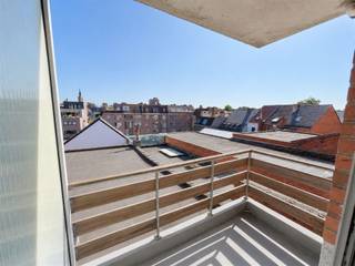 <p><span>Lichtrijk </span><span>2-slaapkamerappartement </span><span>gelegen op de tweede verdieping en bereikbaar met lift en trap.</span></p><p><span>Gelegen in de Mechelse binnenstad, op wandelafstand van winkels, horeca, de Bruul, de Grote Markt en het station.</span></p><p><span>Ook openbaar vervoer en alle dagelijkse voorzieningen bevinden zich vlakbij.</span></p><p><span> </span></p><p><span>Via de privatieve inkomhal kom je in de lichtrijke leefruimte met </span><span>open keuken</span><span>, uitgerust met kookfornuis, dampkap, koelkast en een aansluiting voor de wasmachine.</span></p><p><span>Verder beschikt het appartement over een </span><span>apart gastentoilet</span><span>, badkamer met </span><span>douche en lavabo</span><span> en twee slaapkamers van </span><span>12 m² en 7,5 m²</span><span>.</span></p><p><span>De grootste slaapkamer geeft toegang tot een </span><span>terrasje</span><span>.</span></p><p><span>Daarnaast is er een </span><span>privatieve kelderberging</span><span> en een gemeenschappelijke fietsenstalling aanwezig.</span></p><p><span> </span></p><p><span>Gemeenschappelijke kosten: €60/maand</span></p><p><span>Onmiddellijk beschikbaar.</span></p><p><span> </span></p><p><span>Interesse?</span></p><p><span>Bel ons van maandag tot vrijdag om een bezoek in te plannen.</span></p><p><span> </span></p>