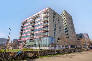 <p>Dit is voor de snelle beslisser! Toplocatie Park Belle-Vue in Kessel-Lo, gelegen op de 6de verdieping, op wandelafstand van het station en het centrum van Leuven.</p>
<p>Het appartement beschikt over een ruime open leefruimte met een volledig ingerichte hedendaagse keuken. Daarnaast is er een aparte slaapkamer, een badkamer, een afzonderlijk toilet en een praktische wasruimte. Super lichtrijk met een prachtig zicht op Leuven stad.</p>
<p>Extra troeven: autostaanplaats en fietsenstalling zijn inbegrepen in de prijs.</p>
<p>Heb je interesse en wil jij als eerste de kans grijpen om deze aantrekkelijke woning te ontdekken? We trappen onze verkoop af met een exclusieve “Avant-Première” op woensdag 1 april om 16u. Plan nu jouw bezoek via de groene ‘Plan jouw bezoek’ knop. De richtprijs bedraagt 349.000,- euro. De biedingstermijn loopt tot en met vrijdag 3 april om 21:00 uur. Bekijk het Avant-première reglement onder downloads.</p>