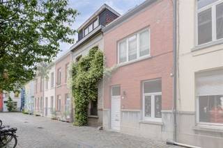 Deze leuke stadswoning is gelegen in de populaire, gezellige wijk Looks. Ze beschikt over een inkomhal, een lichtrijke leefruimte met open keuken,...