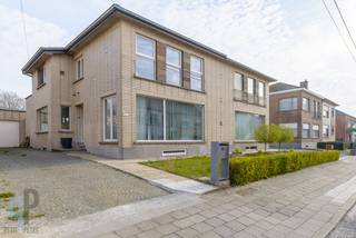 Breng een bezoek aan deze totaal gerenoveerde halfopen bebouwing, voorzien van een inkomhall met gastentoilet, een zitplaats vooraan en een...