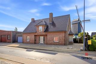 In de Steenstraat 24 bevindt zich deze verrassend ruime halfopen bebouwing met maar liefst vijf slaapkamers, een grote garage en een bijzonder diepe tuin met een prachtig zicht op de molen!<br /><br />Bij het betreden van de woning komt u binnen in de ruime inkomhal met gastentoilet. Het gelijkvloers biedt een aangename en lichtrijke leefruimte, twee afzonderlijke keukens en een praktische berging. Daarnaast beschikt de woning over een slaapkamer met eigen wastafel en douche. De zeer ruime garage zorgt voor extra opslagplaats, ruimte voor je wagen en fietsen. <br /><br />Achteraan beschikt de woning over een bijzonder grote tuin die garant staat voor rust, privacy en een uniek uitzicht op de karaktervolle molen. <br /><br />Op de eerste verdieping bevinden zich vier volwaardige slaapkamers en een ruime badkamer uitgerust met een ligbad, douche en toilet. Er is nog een grote zolderruimte, die tal van mogelijkheden biedt als extra opslagruimte.<br /><br />Deze woning combineert ruimte, functionaliteit en een aangename ligging, en biedt heel wat potentieel voor wie op zoek is naar een ruime gezinswoning in Werken.<br /><br />📞 Interesse? Contacteer Thijs, Friedel of Nina:<br />📲 051 57 54 61<br />📧 thijs@grouptrybou.be | friedel@grouptrybou.be | nina@grouptrybou.be