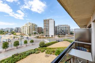 <strong>De Panne: Prachtig gerenoveerd 2-slaapkamerappartement te koop</strong>
<p>Dit prachtig gerenoveerde appartement is gelegen in de gegeerde en goed onderhouden Residentie Aurora, op enkele stappen van de zeedijk. Dankzij de ligging op de tweede verdieping geniet u van een aangenaam en open zicht. Het appartement werd professioneel en volledig gerenoveerd en combineert een hoogwaardige afwerking met hedendaags comfort en een uitstekende ligging. Een ideale kuststek voor wie op zoek is naar een instapklaar appartement aan zee.</p>
<p>De mogelijkheid bestaat om een private garage in de residentie aan te kopen mits meerprijs.</p>
<p><strong>Indeling:</strong><br />Inkomhal, volledig ingerichte keuken met geïntegreerde eettafel en lichtrijke woonkamer met toegang tot het zongerichte terras met prachtig open zicht. Verder zijn er twee volwaardige slaapkamers met ingebouwde dressing, een apart toilet en een moderne badkamer met inloopdouche en aansluiting voor de wasmachine. Het appartement beschikt tevens over een private kelderberging.</p>
<p><strong>Troeven:</strong></p>
<ul><li>Volledig en professioneel gerenoveerd</li><li>Topligging op enkele stappen van de zeedijk</li><li>Zongericht terras met open zicht</li><li>Hoogwaardige afwerking</li></ul>