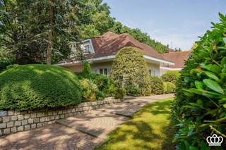 Tijdloze villa in al haar facetten: prachtig gebouwd en uitstekend onderhouden, met veel ruimte en licht, op toplocatie te...