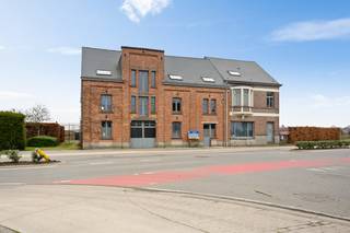 Op een uitstekende locatie te Putte bevindt zich deze ruime, gerenoveerde zonevreemde woning met 5 slaapkamers, een magazijn van 479 m² en tal van mogelijkheden op een perceel met open zicht op weiden en agrarisch gebied. U geniet hier van een rustige omgeving met achteraan een weids uitzicht, doch op een boogscheut van winkels, eet-en drankgelegenheden, scholen en het openbaar vervoer.<br /><br />We betreden de woning via de inkomhal. De karaktervolle leefruimte kan worden ingericht met een gezellige zithoek en eetplaats. Aansluitend bevindt zich de ruime open keuken met eiland, voorzien van veel lichtinval en directe toegang tot een koele berging. Vanuit de inkomhal of leefruimte bereikt u een bureau. Verder beschikt het gelijkvloers nog over een extra polyvalente ruimte die kan dienen als bureau of opslagruimte, alsook een apart toilet.<br />Via de nachthal op de eerste verdieping bereiken we 3 slaapkamers, een apart toilet en een ruime badkamer met inloopdouche en dubbele lavabo. De tweede verdieping geeft toegang tot nog 2 slaapkamers, waarvan één ruime kamer met mezanine.<br />Achteraan de woning bevinden zich enkele parkeerplaatsen, een groot terras en een ruime, van de straat afgeschermde tuin waar u in alle rust en privacy kan genieten.<br />Het bijhorende magazijn van 479 m² met automatische poort is verdeeld over 3 niveaus en biedt tal van mogelijkheden. Dit kan geïntegreerd worden in de woning of gebruikt worden voor professionele doeleinden. Tevens bestaat de mogelijkheid om een praktijkruimte van ca. 100 m² in te richten.<br />Dit is een uitstekende opportuniteit voor wie op zoek is naar een ruime, instapklare woning met magazijn en bijzonder veel potentieel op een strategische locatie.<br /><br />Contacteer ons op het nummer 0479 13 63 69 voor meer informatie of via info@boonstravastgoed.be<br /><br />Bijzonderheden:<br />- 5 slaapkamers<br />- Magazijn van 479 m²<br />- Zonevreemde woning