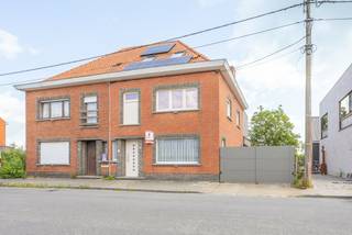 Rustig gelegen halfopen woning met 5 slaapkamers (3 grote kamers, 2 kleinere) , private oprit en prachtige tuin zoekt nieuwe eigenaar! Gelegen...