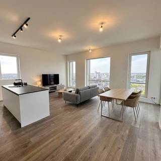 Luxueus appartement te huur – Rolariusplein 4 bus 12.01 - 8800 Roeselare<br /><br />Op de twaalfde verdieping van een stijlvolle residentie bevindt zich dit luxueuze appartement met een subliem panoramisch uitzicht over Roeselare.<br /><br />Het appartement geniet van een uitstekende ligging aan het Rolariusplein en combineert comfort, ruimte en moderne technieken.<br /><br />Het appartement beschikt over een ruime en lichtrijke woonkamer en een volledig uitgeruste keuken met ingebouwde frigo, microgolfoven, oven en vaatwasser. Verder zijn er 3 volwaardige slaapkamers, een badkamer met zowel ligbad als douche, een apart toilet en een praktische berging voorzien van aansluiting voor een wasmachine.<br /><br />Extra troeven<br /><br /><ul><li>Verwarming via warmtenet<br /><br /></li><li>Vloerverwarming<br /><br /></li><li>Automatische screens in elke kamer<br /><br /></li><li>Lift stopt rechtstreeks aan de deur van het appartement<br /><br /></li><li>2 private plaatsen in de fietsenstalling (nl. nr 1 en 2) inbegrepen<br /><br /></li><li>Mogelijkheid tot het bijhuren van een garage<br /><br /></li><li>Onmiddellijk beschikbaar<br /><br />Huurvoorwaarden<br /><br /></li><li>Huurprijs appartement: € 1.075 / maand<br /><br /></li><li>Garage (optioneel): € 70 / maand<br /><br /></li><li>Syndickosten: € 75 / maand<br /><br />Totale huurprijs = 1075€ + 75€ + 70€<br /><br />Interesse in dit luxueuze appartement? Neem gerust contact op voor meer informatie of een bezoek ter plaatse.</li></ul>