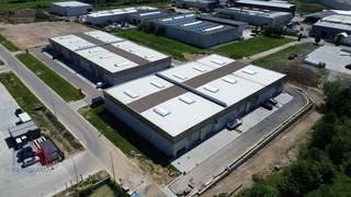Nieuwe KMO-unit met een oppervlakte van 240 m². De nieuwe KMO-ontwikkeling '<strong>THEA</strong>' bestaat uit <strong>22 casco KMO-units</strong> met oppervlaktes tussen <strong>180 m² en 300 m²</strong>.<br />De casco KMO-units, die samenvoegbaar zijn tot grotere oppervlaktes, worden opgebouwd uit een staalconstructie in combinatie met een betonplint en geïsoleerde sandwichpanelen.<br /><br />De magazijnruimtes zijn toegankelijk via een automatische sectionale poort (4 m B x 4,50 m H) met een aparte toegangsdeur met bovenliggend raam en zijn voorzien van een lichtstraat met rookluik. De vrije hoogte bedraagt +/- 6 meter, wat het inbouwen van een mezzanine mogelijk maakt. Sommige units zijn uitgerust met een hoek - of zijraam voor extra lichtinval.<br />De gebouwen, die geschikt zijn voor zowel opslag als productie, hebben brandklasse C, zijn voorzien van een gedeelde regenwaterput en nutsvoorzieningen komen binnen in de unit. <br /><br />Op dezelfde site worden <strong>8 loten</strong> gereserveerd voor <strong>gebouwen op maat</strong> tussen 1.938 m² en 2.400 m².<br /><br />De ontwikkeling bevindt zich op 3 km van Tielt centrum en nabij de bedrijvige Kasteelstraat.<br /><br />Ruime parkeer- en manoeuvreerruimte op de site. Per unit zijn er minstens <strong>2 parkeerplaatsen</strong> voorzien.<br />Contacteer <strong>PANORAMA B2B</strong> voor bijkomende inlichtingen of een vrijblijvend plaatsbezoek <strong>050 300 800</strong>.
