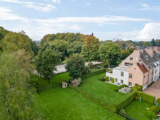 Gelegen op een privé woonerf van circa 5.568 m² vindt u dit volledig gerenoveerde duplexdakappartement van 267 m² met een prachtig uitzicht op...